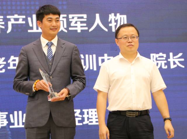 【智汇堂】四川首届医养产业精英峰会暨金牌养老机构评选颁奖典礼。